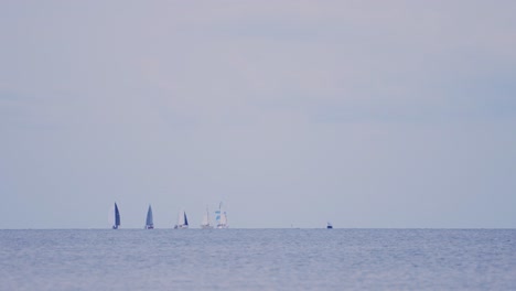 Fernsicht-Auf-Segelboote-Auf-Einem-Ruhigen-Ozean-An-Sonnigen-Tagen