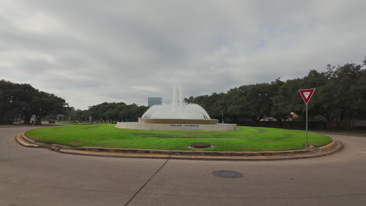 b-roll de la fuente de mecom en houston en una mañana nublada