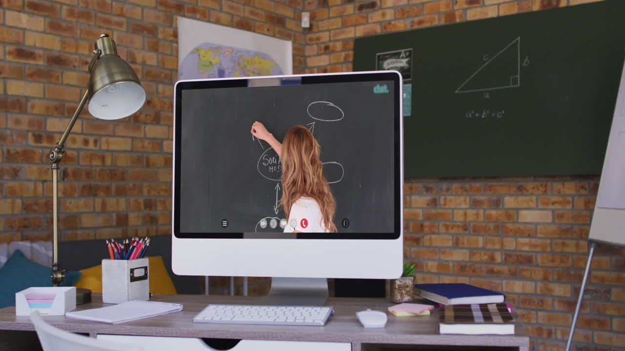 maestra caucásica mostrada en la pantalla de la computadora durante una videollamada