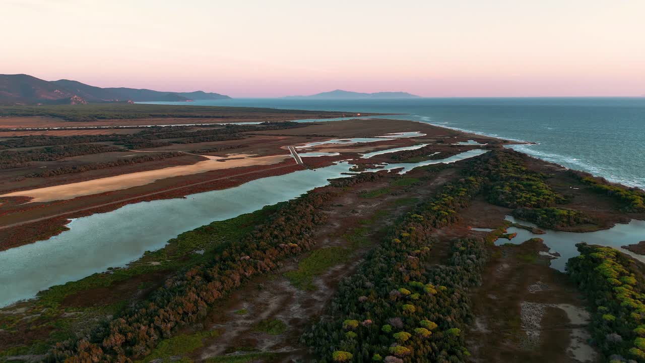 Filmato aereo con drone di costa marittima e palude lagunare al tramonto