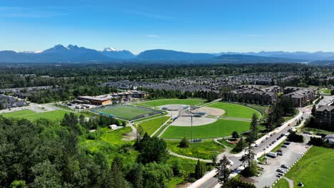 Vista-Aérea-Por-Drones-Del-Parque-Comunitario-Yorkson-En-Willoughby,-Municipio-De-Langley,-Canadá