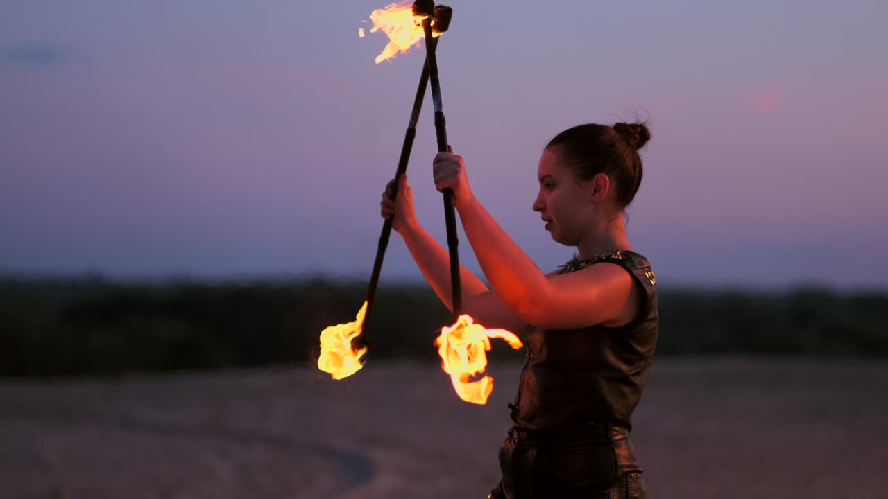 bailarinas profesionales mujeres hacen un espectáculo de fuego y una actuación pirotécnica en el festival con antorchas brillantes en llamas.