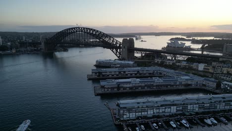 Toma-Aérea-De-Los-Muelles-De-Sydney-En-Las-Rocas