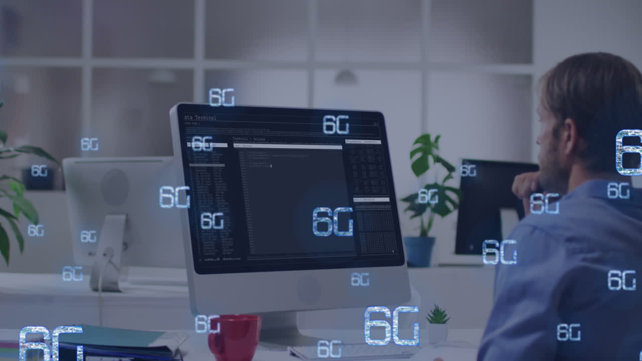 animación de textos 6g sobre hombre caucásico usando computadora.