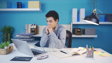 Joven-Estudiante-Que-Estudia-Bajo-Estrés-Y-Mira-La-Computadora-Portátil-Con-Ojos-Nerviosos.