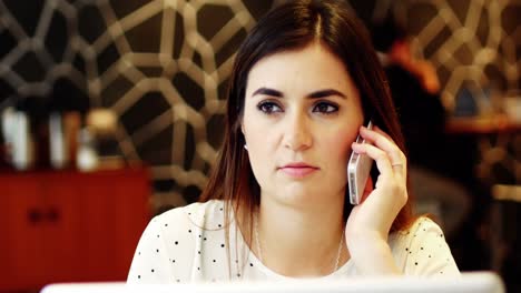 mujer de negocios hablando por teléfono móvil