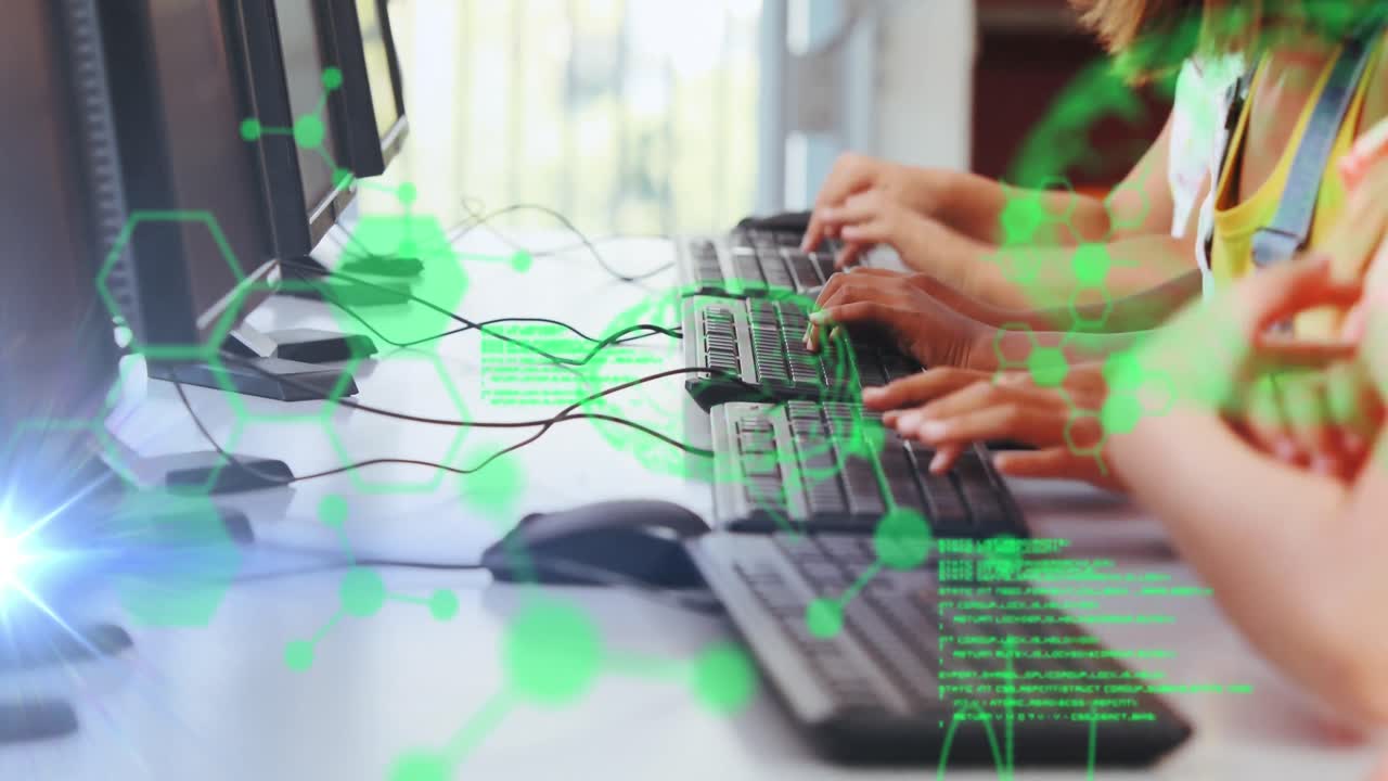 datos gráficos sobre personas que trabajan en portátiles.