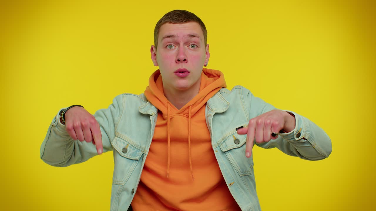 젊은 성인 십대 남자가 손가락을 내려놓고 즉각적인 진지한 대화를 요구하고 명령을 내린다.