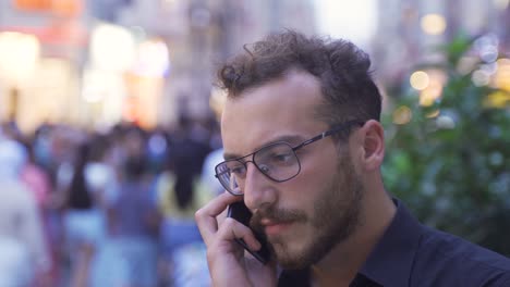 joven hablando por teléfono en la multitud.