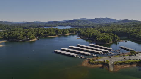 blue ridge lake georgia aerial v2 vuela alrededor de un hermoso depósito de agua capturando casas y cabañas a orillas del lago, puerto deportivo y vistas panorámicas del paisaje montañoso - filmado con mavic 3 cine - octubre 2022