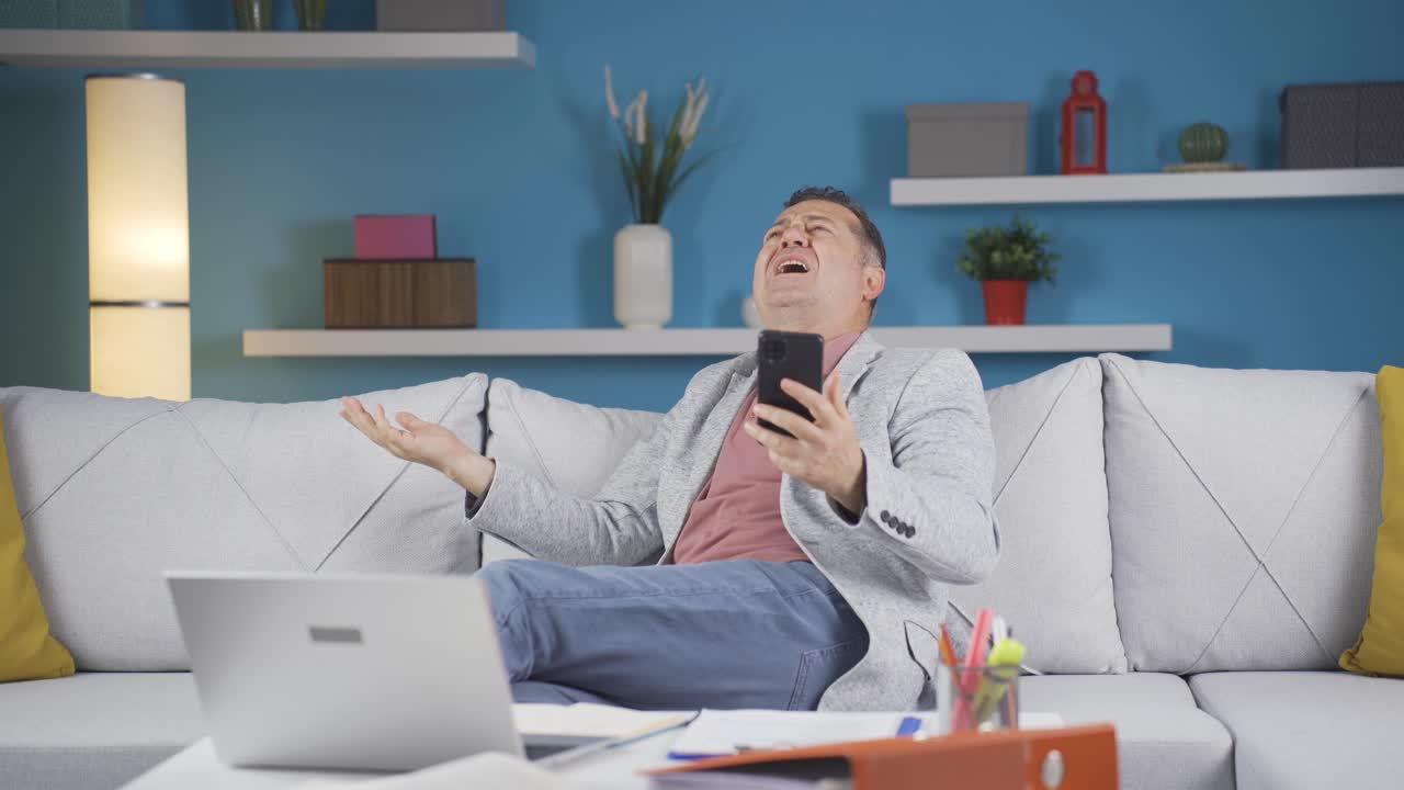 홈 오피스 워커가 전화로 나쁜 소식을 듣고 있습니다.