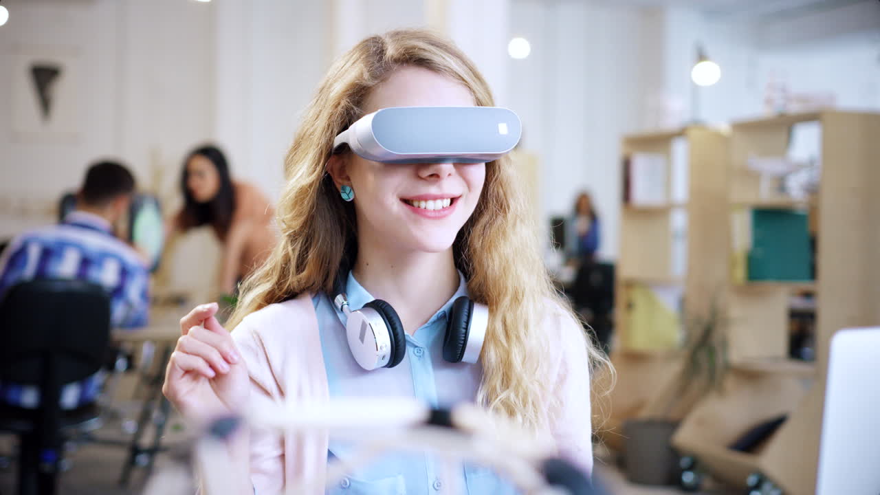 Giovane donna che sperimenta il virtuale