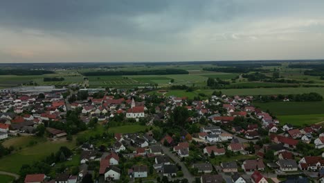 Sonnenuntergang-über-Den-Dächern-Von-Häusern-Und-Gebäuden