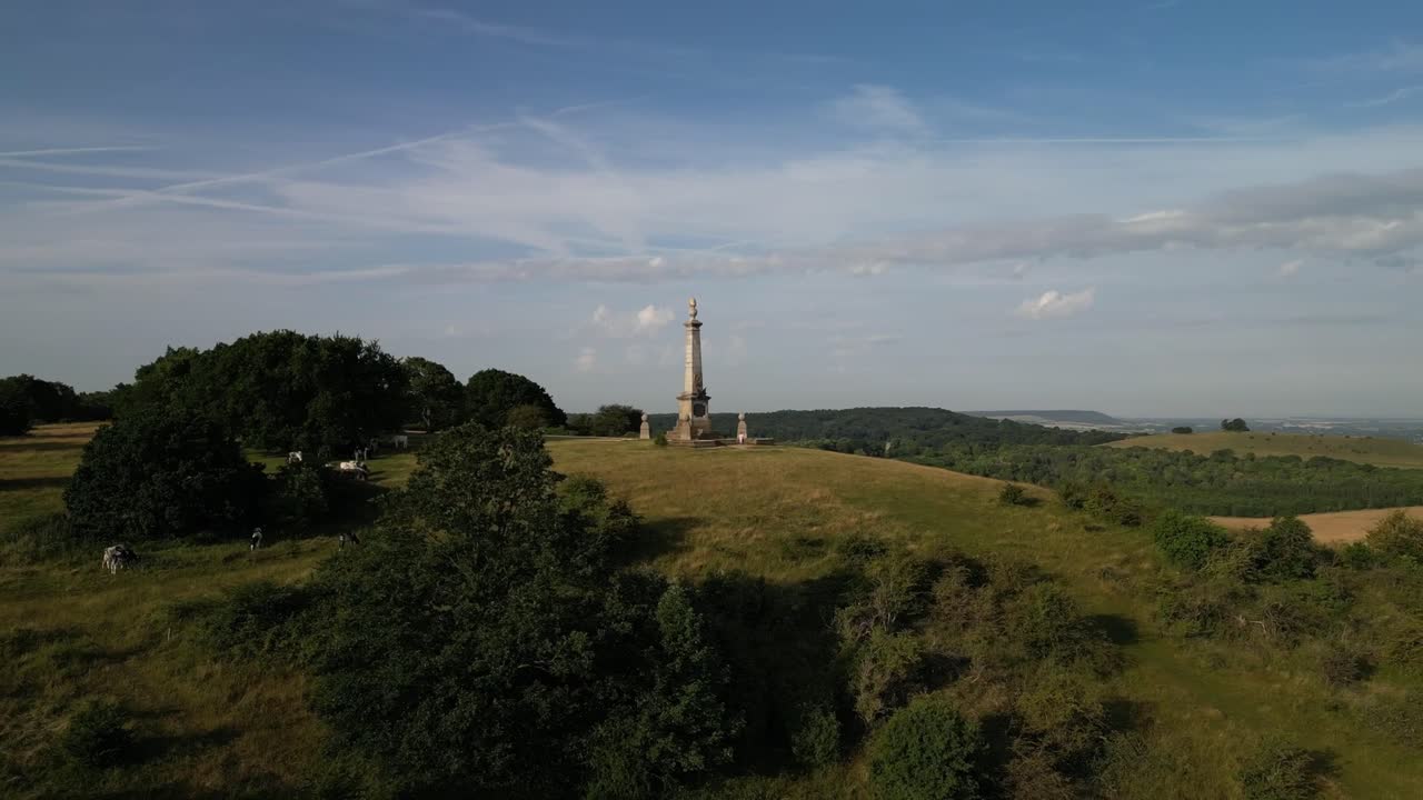 En svepande panorering av ett monument beläget på en kulle.