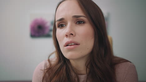 mujer preocupada viendo noticias en línea en casa. primer plano de la cara de la mujer preocupada