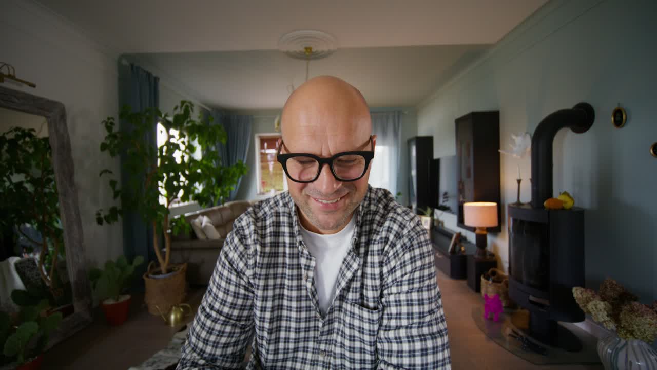 hombre sentado en una sala de estar