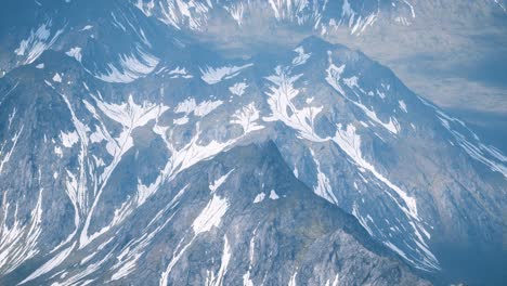 Luftbildlandschaft-Der-Berge-Mit-Schnee-Bedeckt