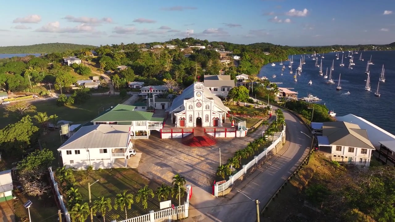 Monumento storico di una chiesa sull'isola di Vavau, Tonga. Pittoresco paesaggio urbano costiero tropicale. Drone