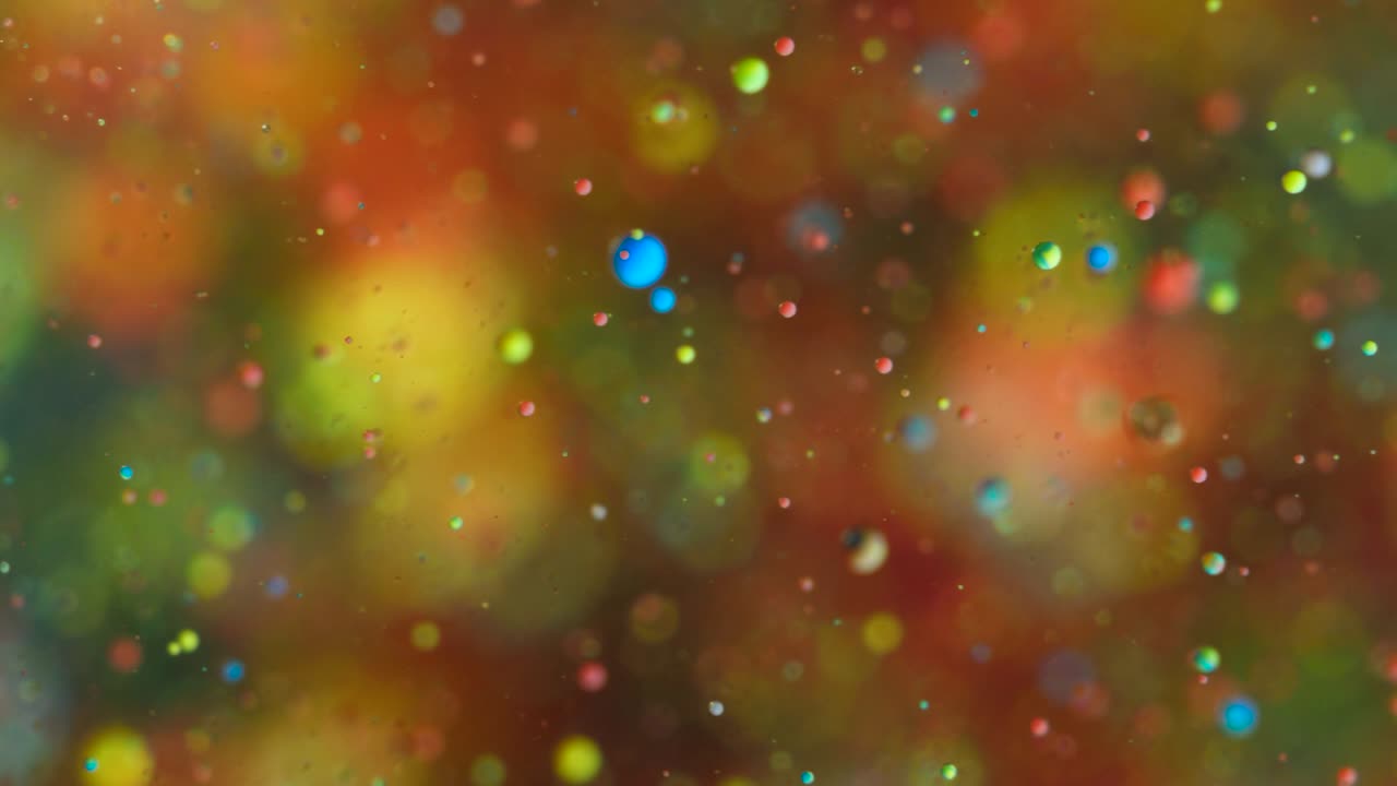 movimiento caótico abstracto de partículas en el espacio. movimiento lento colores brillantes burbujas pintura de aceite universo moviéndose multicolor de cerca. pintura acrílica. superficie hipnótica fantástica. big bang. nanotecnología.
