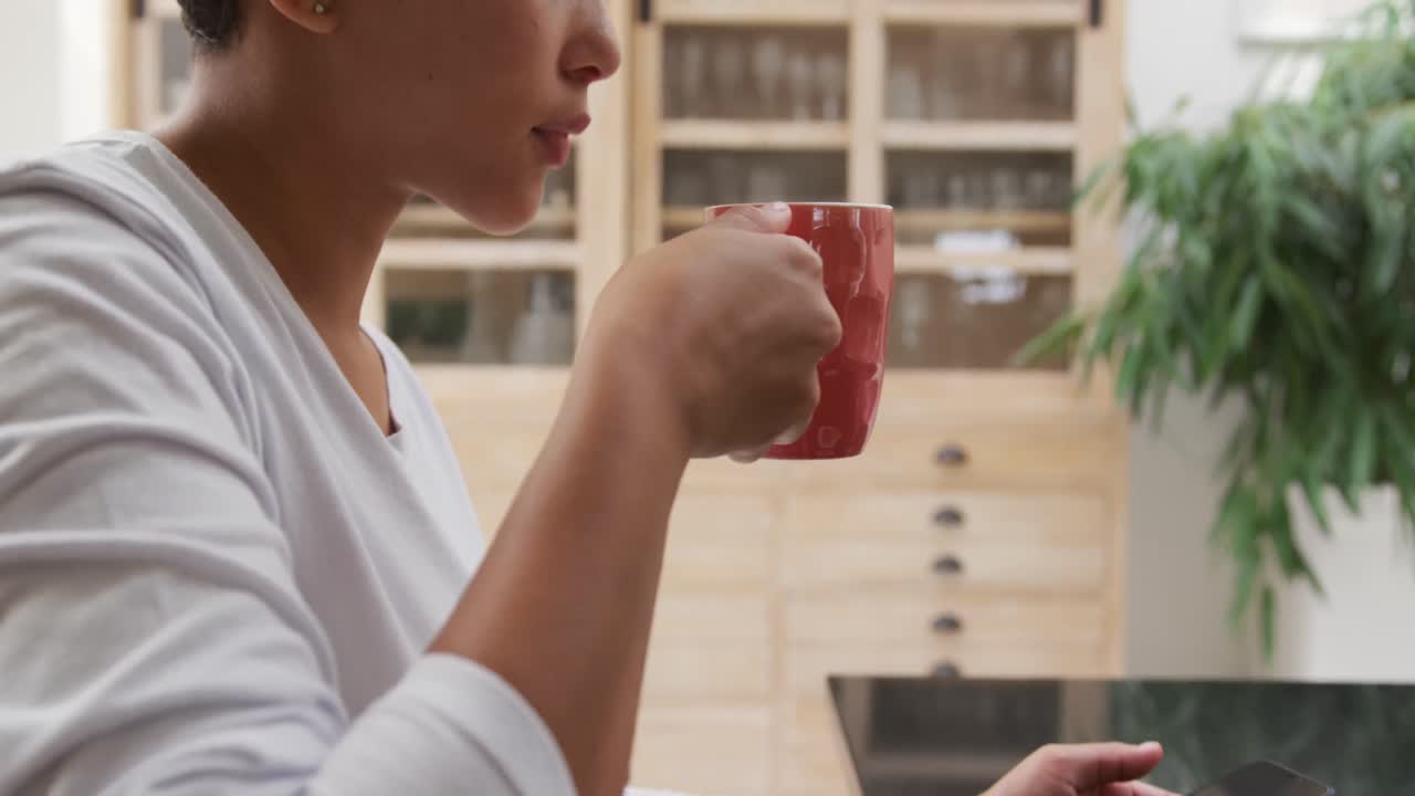 집 에서 여가 시간 을 즐기는 가족