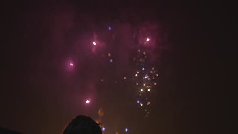 fuegos artificiales con bokeh visual de enfoque de atracción y poca profundidad de campo