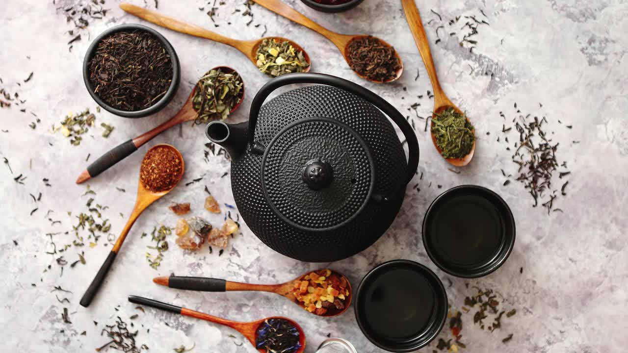 철 빈티지 주전자와 컵