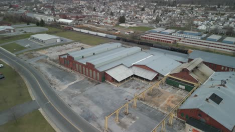 vista aérea de un tren que viaja a través de una instalación industrial masiva