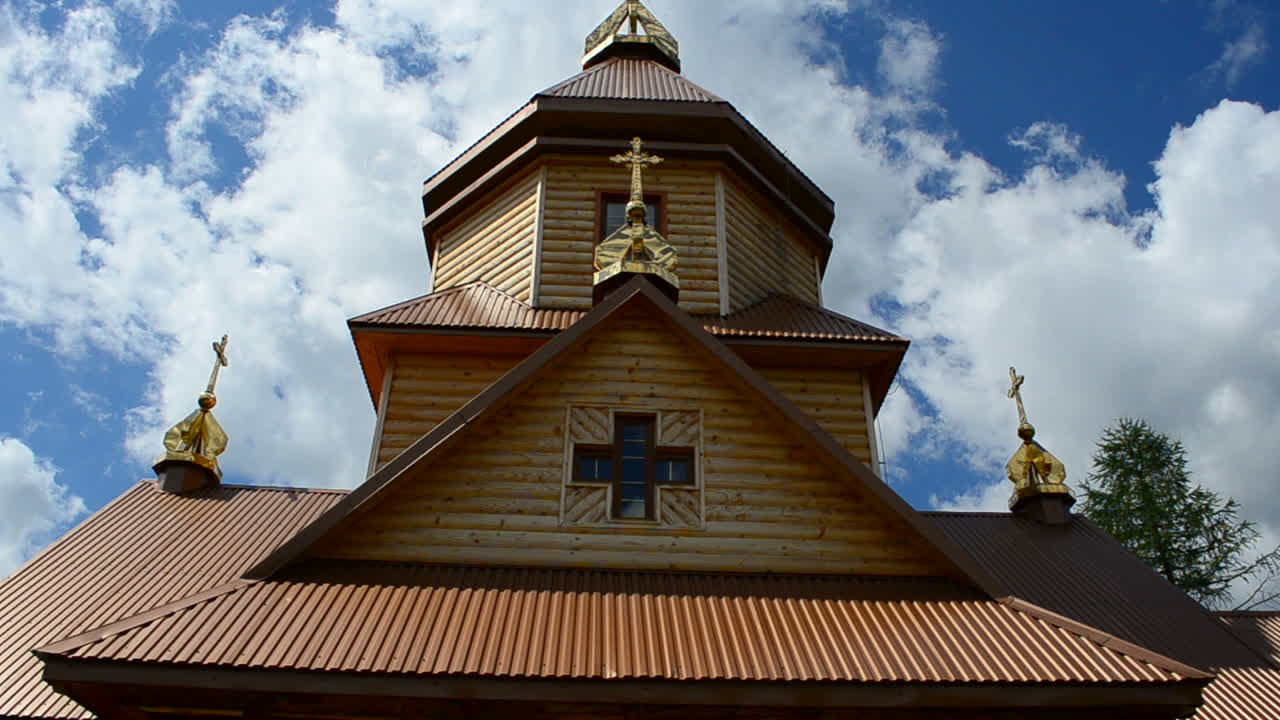 Focení v Karpatech. Pravoslavný dřevěný kostel, Ukrajina.
