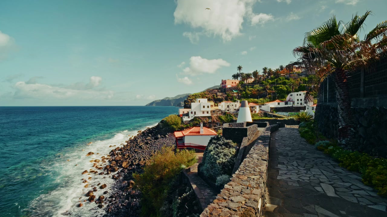 Vista panoramica della splendida costa a La Palma, Isole Canarie. Vista dell'oceano turchese e della costa rocciosa. Destinazione per le vacanze estive.
