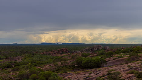 Lapso-De-Tiempo-De-Nubes-De-Tormenta-Que-Se-Forman-En-El-Horizonte-En-El-Territorio-Del-Norte,-Durante-La-Tarde