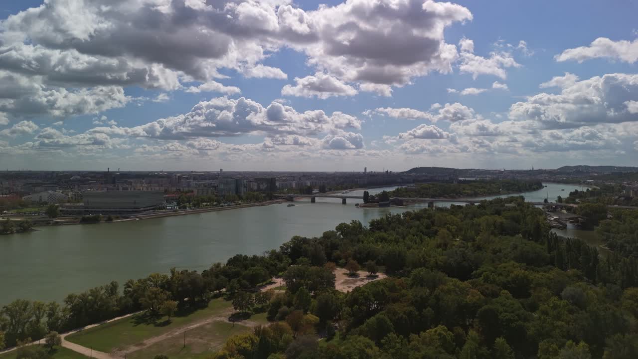 Uma paisagem urbana outonal tranquila de Budapeste, Hungria, vista de Óbudai-sziget, com o lado plano de Peste ao longo do Rio Danúbio perto da Ilha Margarida em um dia ensolarado e parcialmente nublado