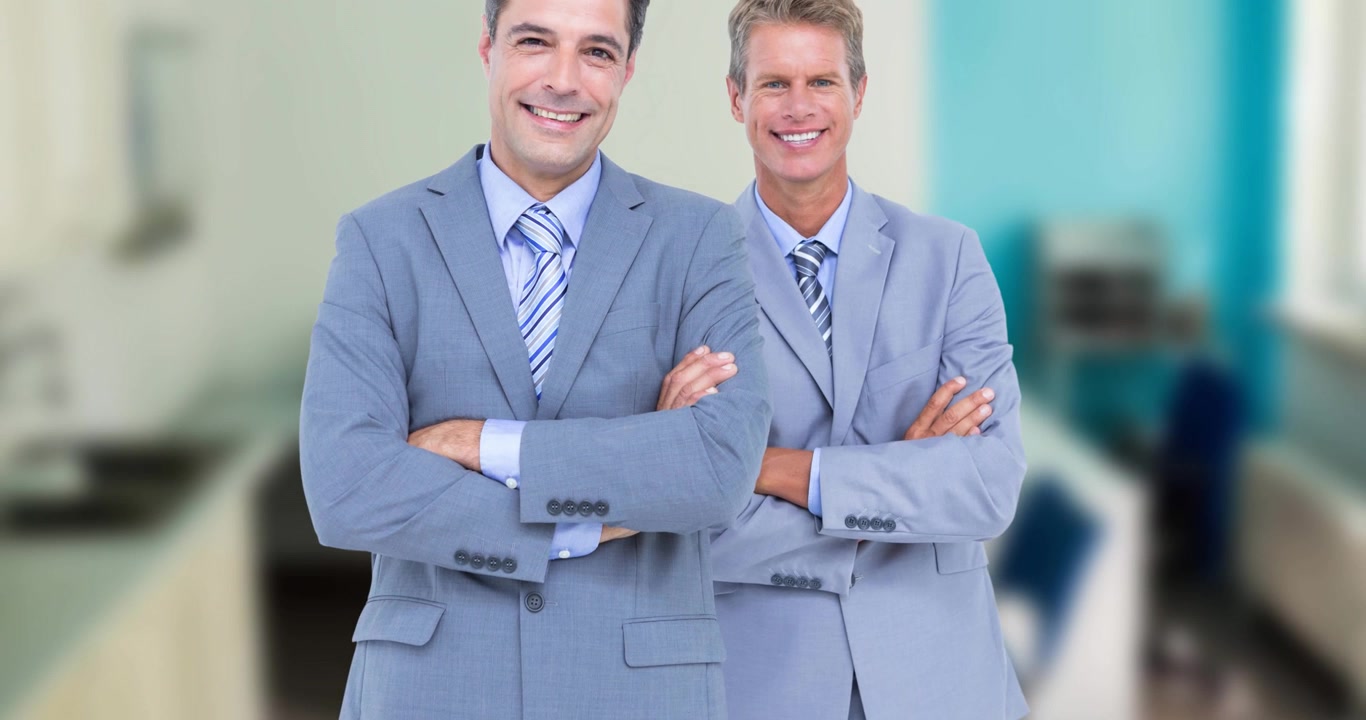 Animazione di professionisti sorridenti di diverse etnie a braccia conserte in ufficio.