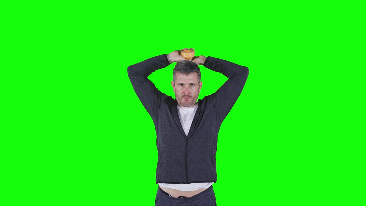 백인 남자가 스튜디오에서 덤벨을 들어 올리고 있다