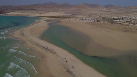 Strand-Von-Sotavento,-Fuerteventura:-Wunderschöne-Luftaufnahme-Im-Orbit-Des-Fantastischen-Strandes-Und-Menschen,-Die-Den-Tag-Genießen