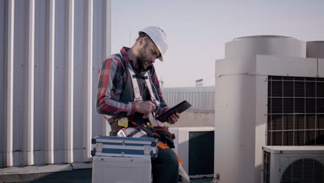 technician inspecting rooftop air conditioning unit