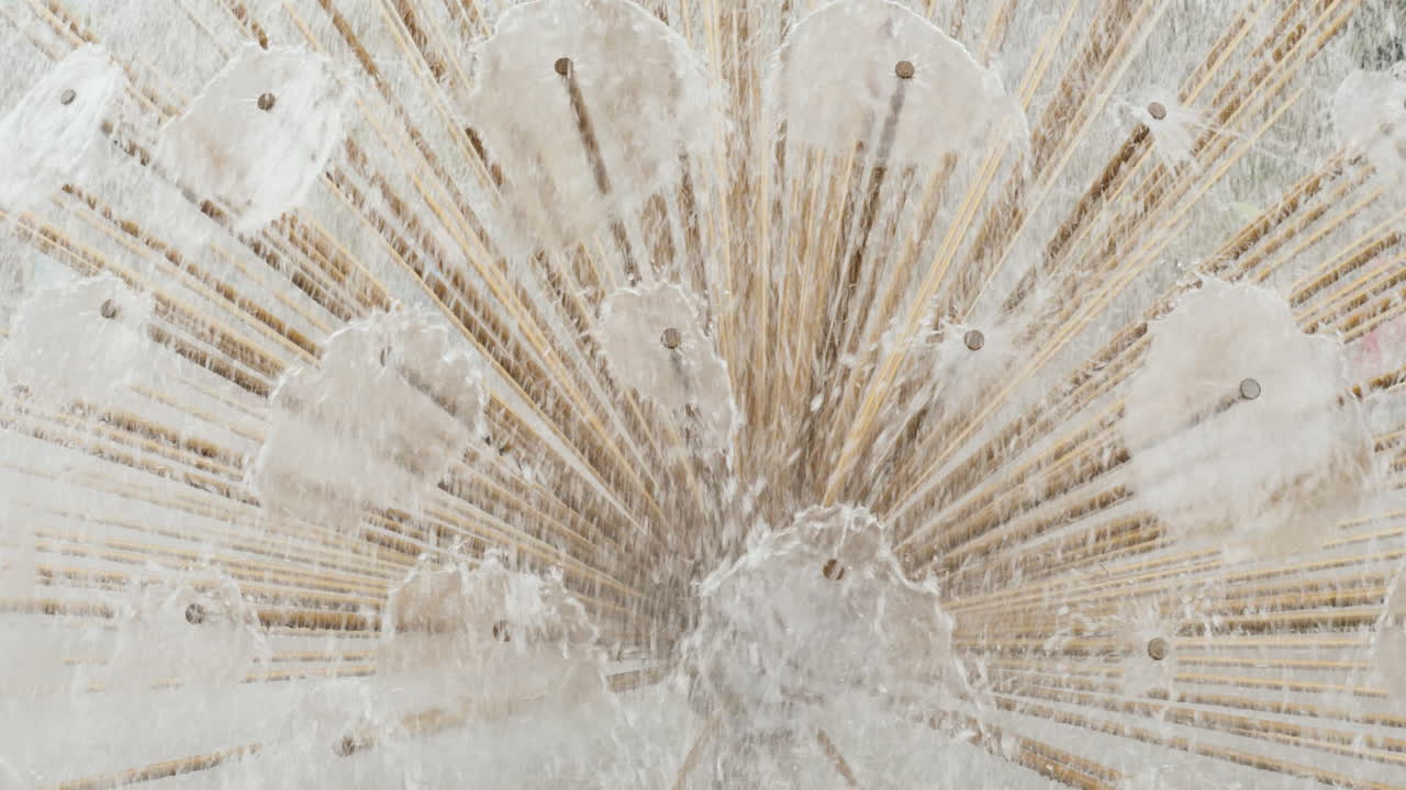 분수의 세부 묘사 - 워터 제트의 얇은 파이프 배경에서 물이 흐릅니다.