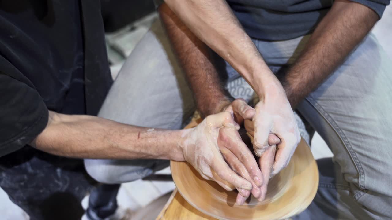 dos personas aprendiendo cerámica