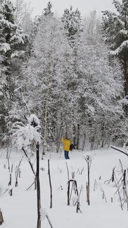 Backpacker-Im-Schnee