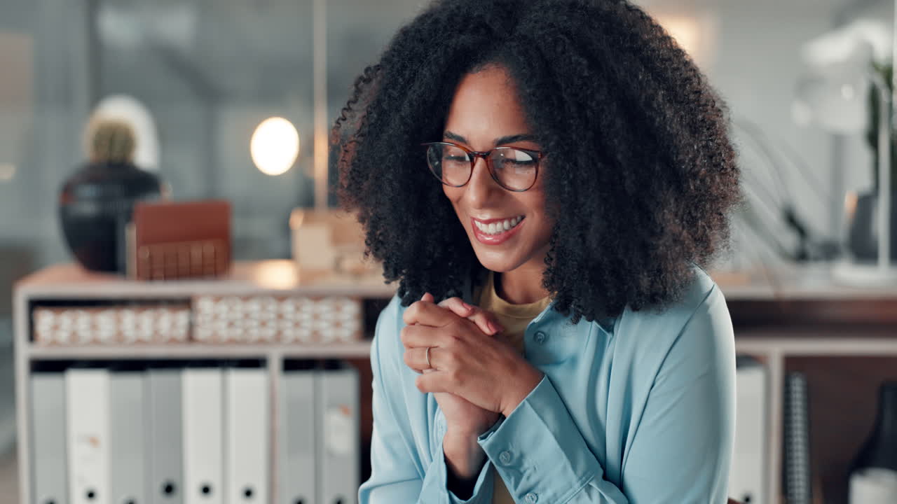 mujer de negocios emocionada celebrando el éxito