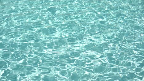 Wasseroberflächenstruktur,-Zeitlupe,-Saubere-Wellen-Und-Wellen-Im-Schwimmbad,-Brechung-Des-Sonnenlichts,-Draufsicht,-Textur,-Meerseite,-Weißer-Sand,-Sonnenschein,-Wasserhintergrund.-Wasserätzender-Hintergrund.