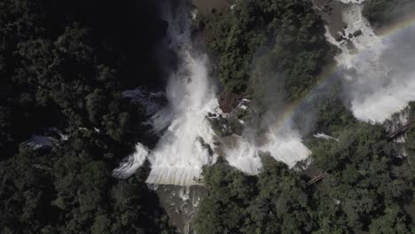 Wasserfall-über-Einem-üppigen-Wald