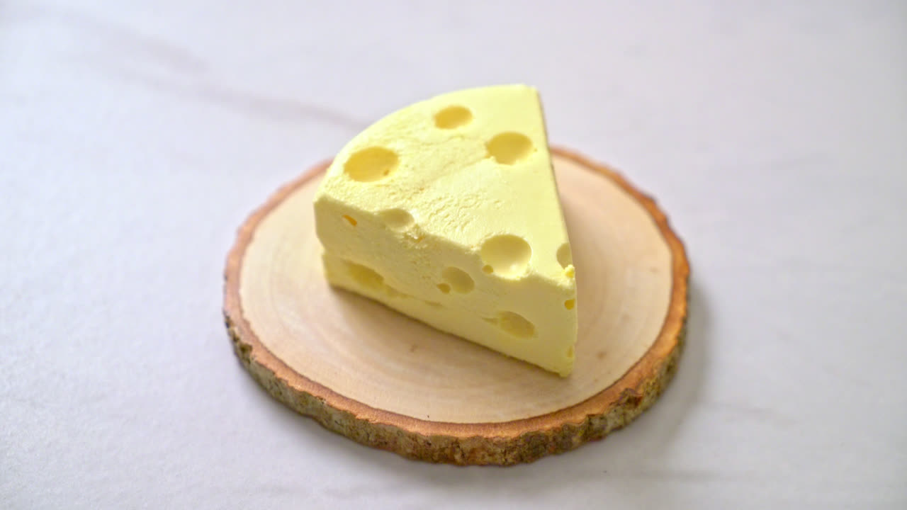 톰 - 나무 접시에 제리 치즈 케이크