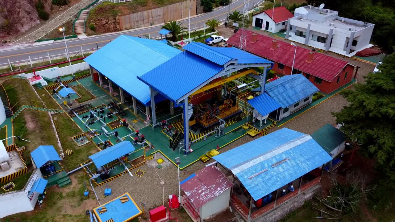 도로로 나누어진 추키사카 볼리비아에 위치한 석유 및 가스 운송 시설