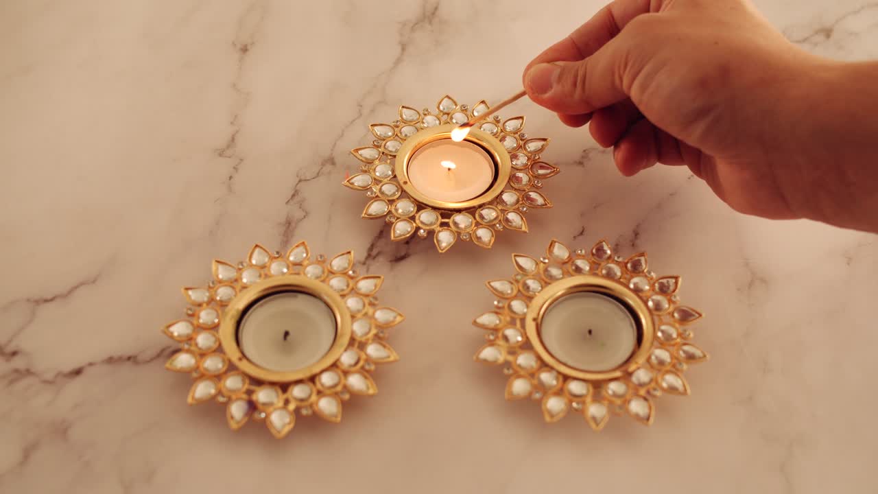 Diya Diwali accese nel 2020 di giorno insieme a mascherine chirurgiche.