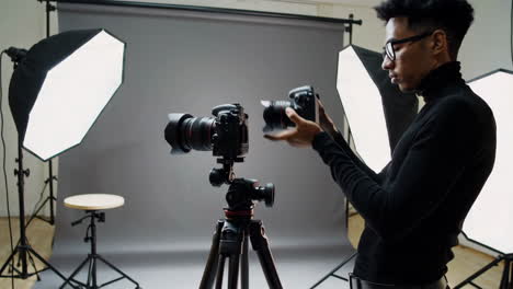 fotógrafo ajustando la cámara en el estudio