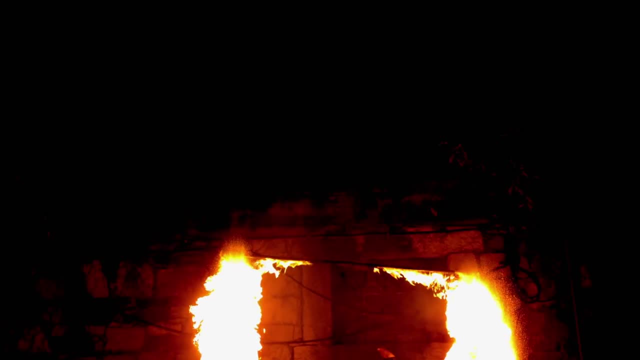 bailarina de fuego bailando con fuego en la oscuridad