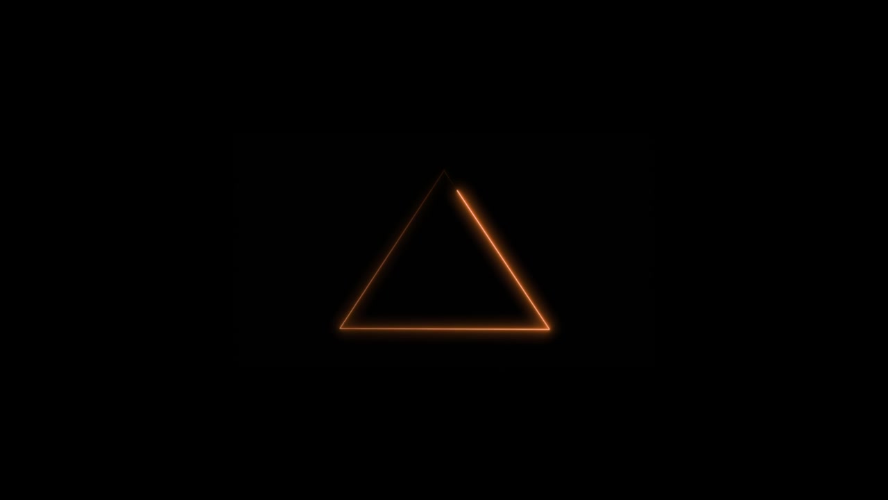 Túnel triangular naranja brillante en 3D en movimiento con líneas de luz animadas sobre fondo negro. Usar modos de fusión Añadir, Pantalla para superponer.