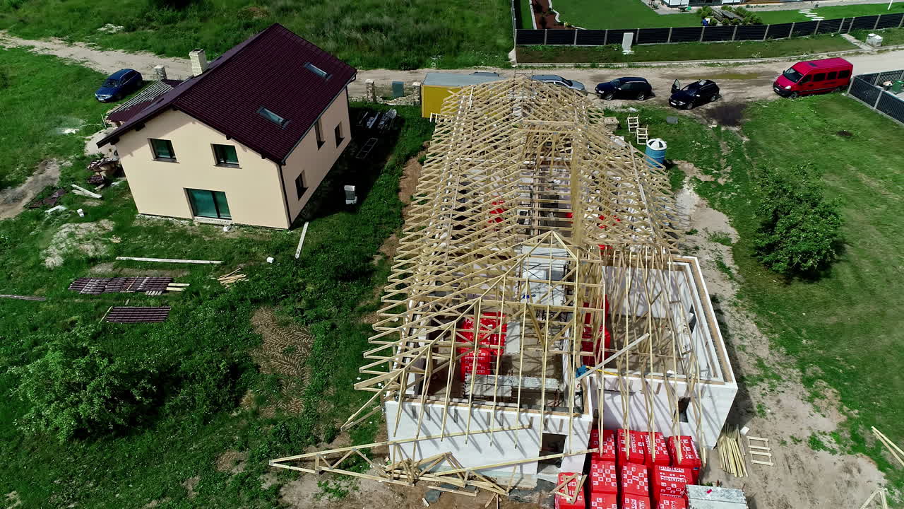 Pemandangan udara pembangunan atap dengan rangka atap kayu