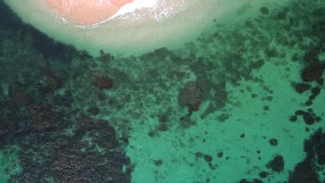 video aéreo de drones de una exótica isla tropical de arena blanca en el sudeste asiático