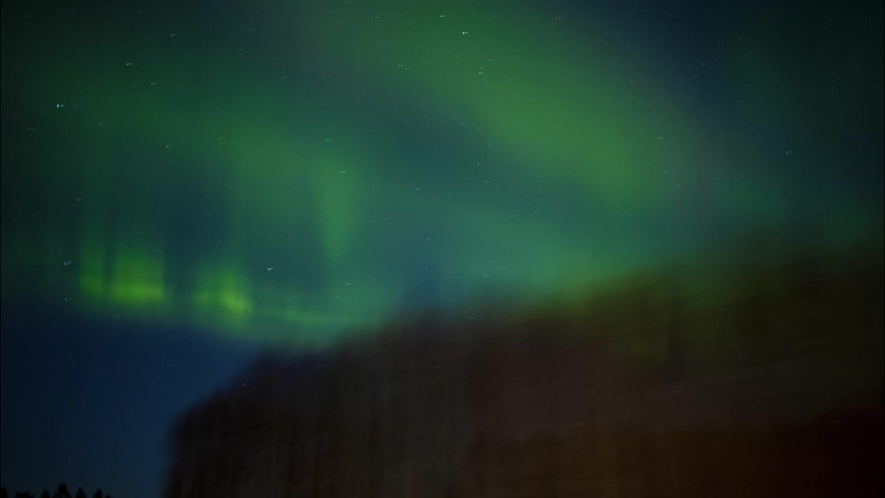 el asiento de la ventana pov vista de la aurora boreal luz verde y azul del horizonte de fondo